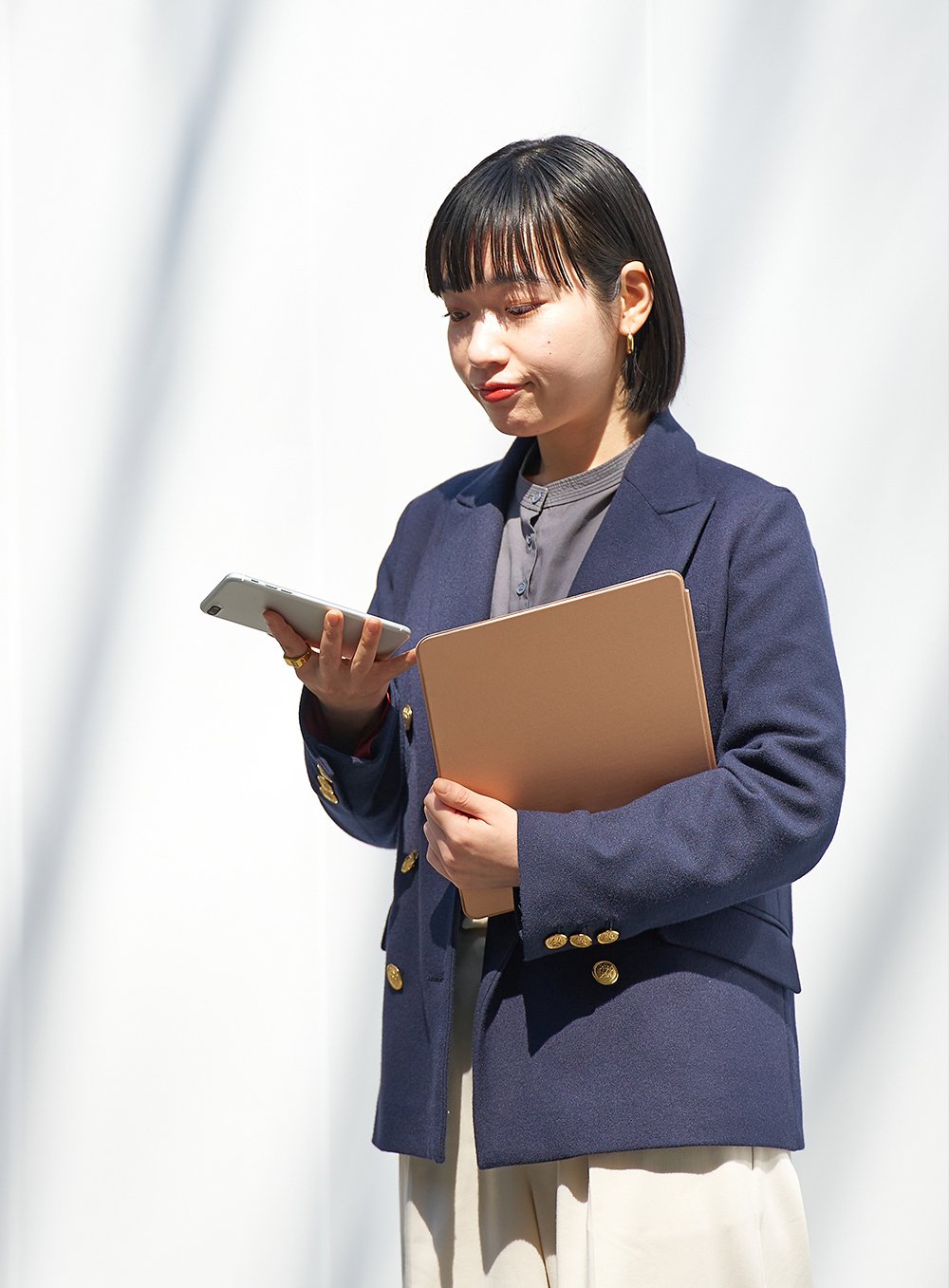 男性がスマートフォンを操作している様子